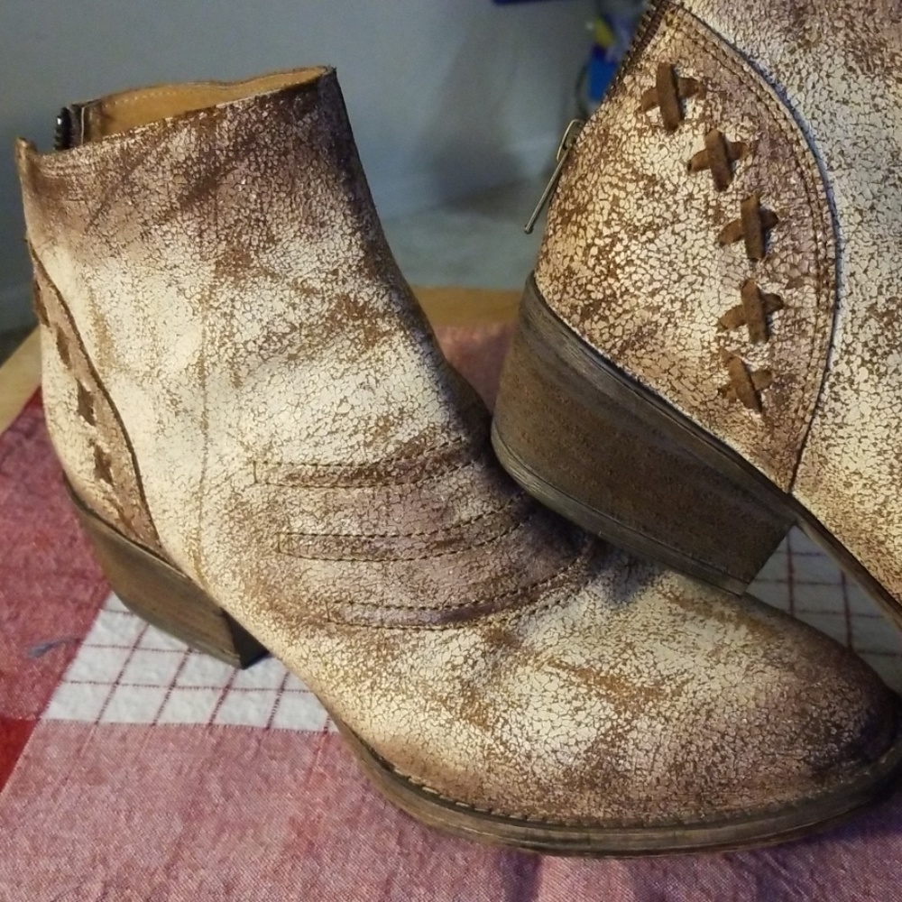 Circle G Brown Distressed Ankle Boots